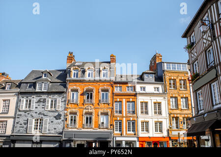 Belle facciate di antichi edifici nella piazza centrale di Honfleur, famosa cittadina francese in Normandia Foto Stock