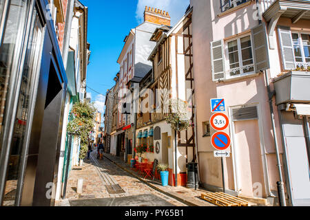 Street view con splendidi edifici antichi in Honfleur, famosa cittadina francese in Normandia Foto Stock