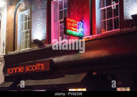 Insegne al neon all'esterno del Ronnie Scott's Nightclub e jazz Venue in Frith Street, Soho, Londra, Inghilterra, Regno Unito Foto Stock