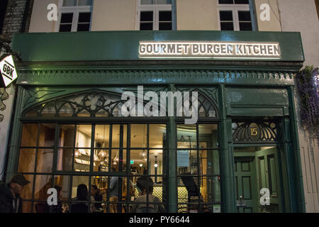 Lottando Gourmet Burger (GBK) uscita di catena di Soho, London, Regno Unito Foto Stock