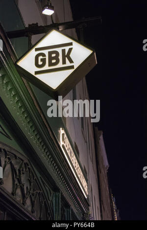 Digital Signage fuori lottando Gourmet Burger (GBK) ristorante della catena di Soho, London, Regno Unito Foto Stock