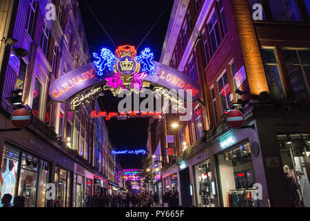 Ingresso al letto queen-ispirato Bohemian Rhapsody le luci di Natale di installazione sul display Carnaby Street, Londra, Regno Unito Foto Stock