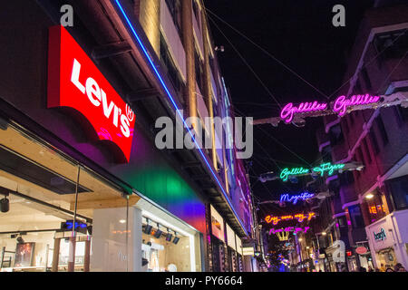 Levis negozio il Carnaby Street dotate di un Letto Queen-ispirato Bohemian Rhapsody le luci di Natale l'installazione. Londra, Regno Unito Foto Stock