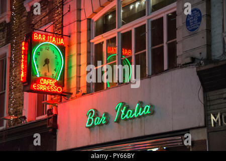 John Loge Baird placca blu fuori del tradizionale cafe' Italiano 'Bar Italia' di Soho, aperto 24 ore su 24, su Frith Street, Soho, Londra, W1, Regno Unito Foto Stock