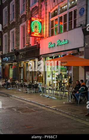 John Loge Baird placca blu fuori del tradizionale cafe' Italiano 'Bar Italia' di Soho, aperto 24 ore su 24, su Frith Street, Soho, Londra, W1, Regno Unito Foto Stock