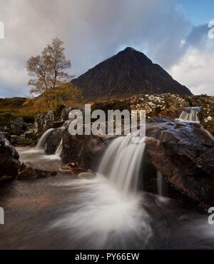 Buachaille Etive Mor e il Coupall cade in autunno Foto Stock