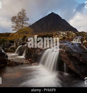 Buachaille Etive Mor e il Coupall cade in autunno Foto Stock
