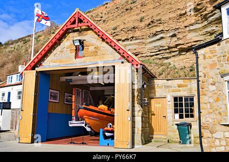 La vita reale stazione delle barche al piede di Penny Nabb, nel North Yorkshire villaggio di pescatori, di Staithes. Foto Stock