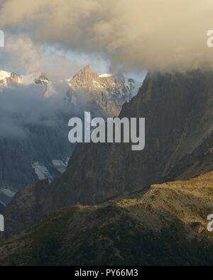 Nuvole drammatico in picchiata su Grandes Jorassess e Mer de Glace al tramonto. Foto Stock