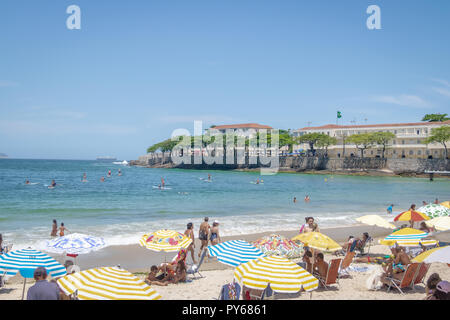 Spiaggia di Copacabana con il Forte di Copacabana in background - Rio de Janeiro, Brasile Foto Stock
