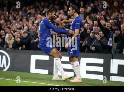 Chelsea Ruben Loftus-Cheek (sinistra) punteggio celebra il suo lato del primo obiettivo del gioco con Davide Zappacosta durante la UEFA Europa League, gruppo L corrispondono a Stamford Bridge, Londra. Foto Stock