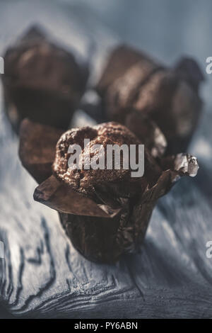 Tortini di cioccolato e i dadi su sfondo di legno vicino. Foto Stock