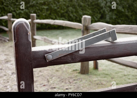 Congelati il pupazzo di neve in legno porta paddock Foto Stock