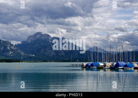 Vista su Forgensee sul monte Säuling e Neuschwanstein Castelle, quartiere Ostallgäu, Allgäu, Baviera, Germania Foto Stock