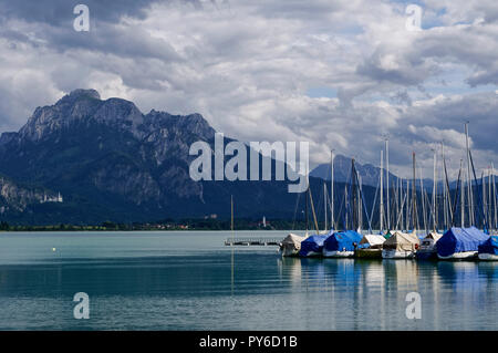 Vista su Forgensee sul monte Säuling e Neuschwanstein Castelle, quartiere Ostallgäu, Allgäu, Baviera, Germania Foto Stock