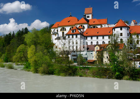 Füssen: Monastero di San Mang sopra il fiume Lech, distretto di Ostallgäu, Allgäu, Baviera, Germania Foto Stock