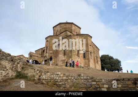 MTSKHETA, Georgia - 23 settembre 2018: molte persone la visita di un antico monastero di Jvari Foto Stock