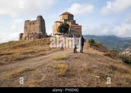 MTSKHETA, Georgia - 23 settembre 2018: Molte persone visita antico monastero di Jvari sulla cima della montagna vicino a Mtskheta Foto Stock