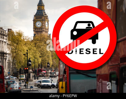 Auto Diesel segno di divieto wth London street con il traffico intenso sullo sfondo. Simbolizzazione che la benzina e il diesel le auto sono bandite dalle zone in basso Foto Stock