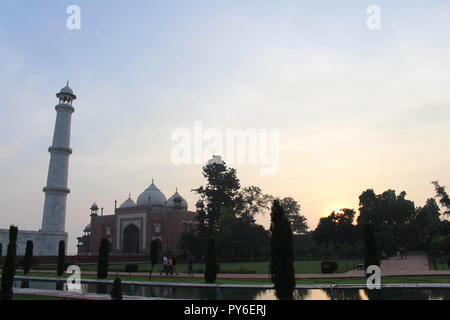 La sagoma del Taj Mahal torri durante il sunrise. Preso in Agra, India, Agosto 2018 Foto Stock