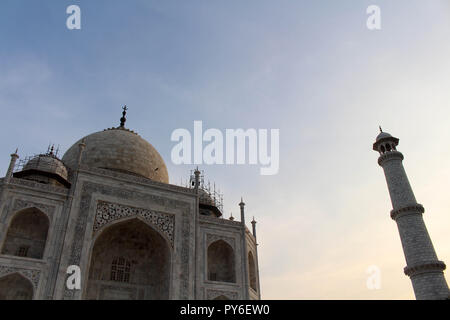 La sagoma del Taj Mahal torri durante il sunrise. Preso in Agra, India, Agosto 2018 Foto Stock