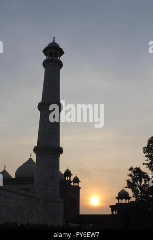 La sagoma del Taj Mahal torri durante il sunrise. Preso in Agra, India, Agosto 2018 Foto Stock