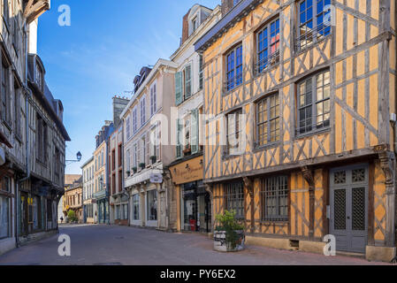 Tradizionale del XVI secolo fronti di tipiche case a graticcio nella città vecchia / città di Troyes, Aube, Grand Est, Francia Foto Stock