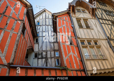 Tradizionale del XVI secolo fronti di tipiche case a graticcio nella città vecchia / città di Troyes, Aube, Grand Est, Francia Foto Stock