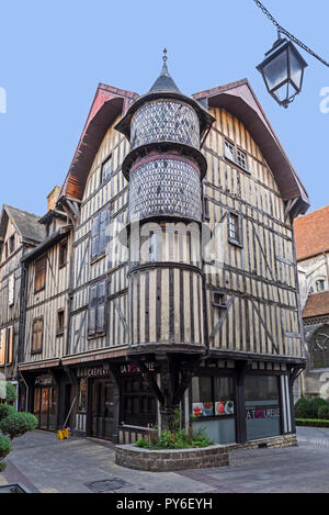 La Maison de l'Orfèvre, tradizionale del XVI secolo anteriore del mezzo in legno shop nella città vecchia / città di Troyes, Aube, Grand Est, Francia Foto Stock