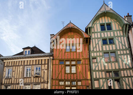Tradizionale del XVI secolo fronti di tipiche case a graticcio nella città vecchia / città di Troyes, Aube, Grand Est, Francia Foto Stock