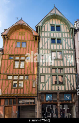 Tradizionale del XVI secolo fronti di tipiche case a graticcio nella città vecchia / città di Troyes, Aube, Grand Est, Francia Foto Stock