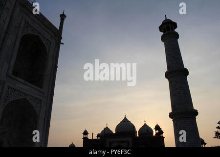 La sagoma del Taj Mahal torri durante il sunrise. Preso in Agra, India, Agosto 2018 Foto Stock