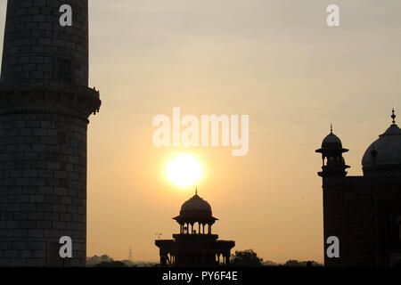 La sagoma del Taj Mahal torri durante il sunrise. Preso in Agra, India, Agosto 2018 Foto Stock