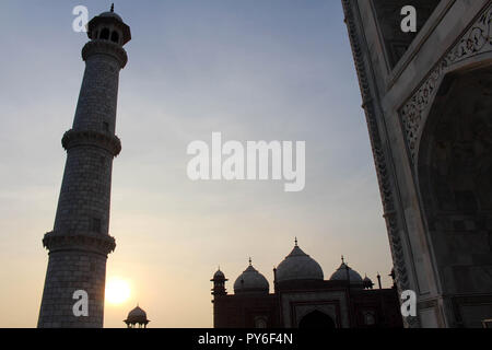 La sagoma del Taj Mahal torri durante il sunrise. Preso in Agra, India, Agosto 2018 Foto Stock