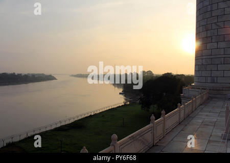 La sagoma del Taj Mahal torri durante il sunrise. Preso in Agra, India, Agosto 2018 Foto Stock