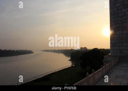 La sagoma del Taj Mahal torri durante il sunrise. Preso in Agra, India, Agosto 2018 Foto Stock