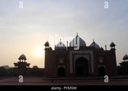 La sagoma del Taj Mahal torri durante il sunrise. Preso in Agra, India, Agosto 2018 Foto Stock