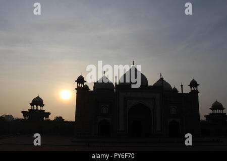 La sagoma del Taj Mahal torri durante il sunrise. Preso in Agra, India, Agosto 2018 Foto Stock