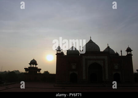 La sagoma del Taj Mahal torri durante il sunrise. Preso in Agra, India, Agosto 2018 Foto Stock