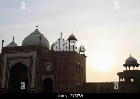 La sagoma del Taj Mahal torri durante il sunrise. Preso in Agra, India, Agosto 2018 Foto Stock