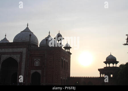 La sagoma del Taj Mahal torri durante il sunrise. Preso in Agra, India, Agosto 2018 Foto Stock