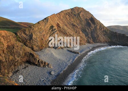 Spiaggia sassosa, a sud di Hartland Quay,North Devon, Inghilterra, Regno Unito Foto Stock