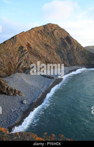 Spiaggia sassosa, a sud di Hartland Quay,North Devon, Inghilterra, Regno Unito Foto Stock