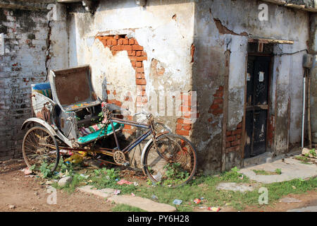 Il vecchio e abbandonato risciò bicicletta e di fronte a un cancello in Varanasi. Preso in India, Agosto 2018. Foto Stock