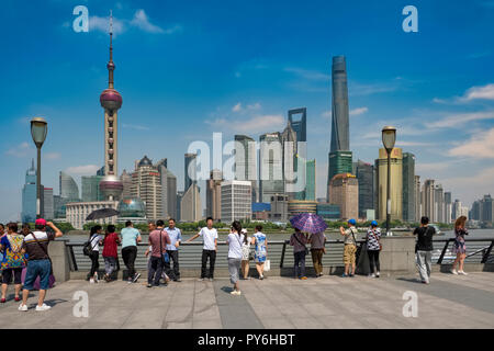 Shanghai, Cina - persone e turisti sul Bund con lo skyline di Pudong sullo sfondo Foto Stock