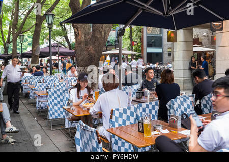 Persone mangiare e bere a un marciapiede cafe ristorante esterno in Xintiandi sviluppo della vecchia concessione francese, Shanghai, Cina e Asia Foto Stock