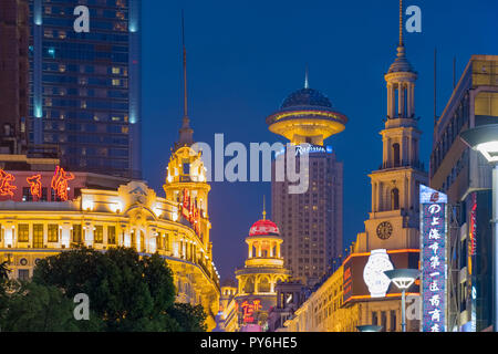 Lo skyline di Shanghai lungo Nanjing Road West, Cina, Asia di notte Foto Stock
