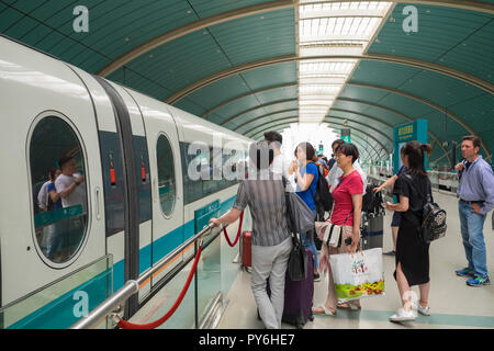 I passeggeri di salire a bordo di un treno Maglev a Shanghai in Cina, Asia Foto Stock