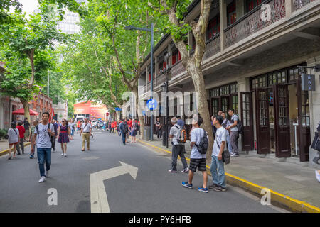 Scena di strada in Xintiandi sviluppo della vecchia concessione francese, Shanghai, Cina e Asia Foto Stock