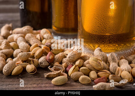 Con la buccia delle arachidi e pistacchi Foto Stock